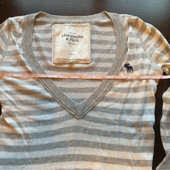 Abercrombie & Fitch sweater - Picture 3 of 5